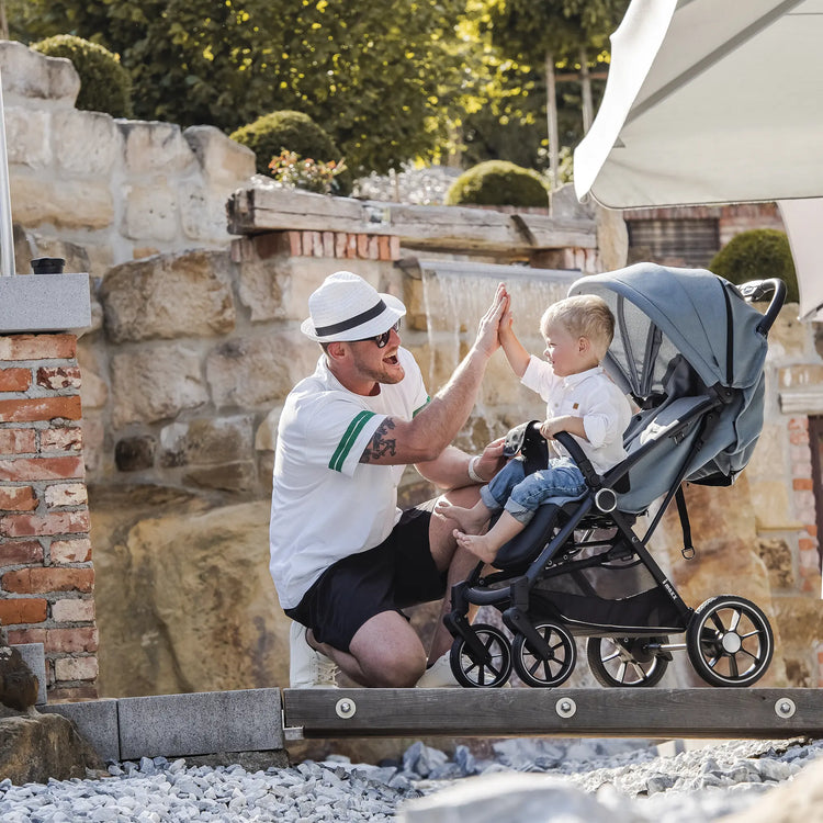 Logo von Hartan in roter und schwarzer Schrift, das für hochwertige Kinderwagen und Zubehör steht.