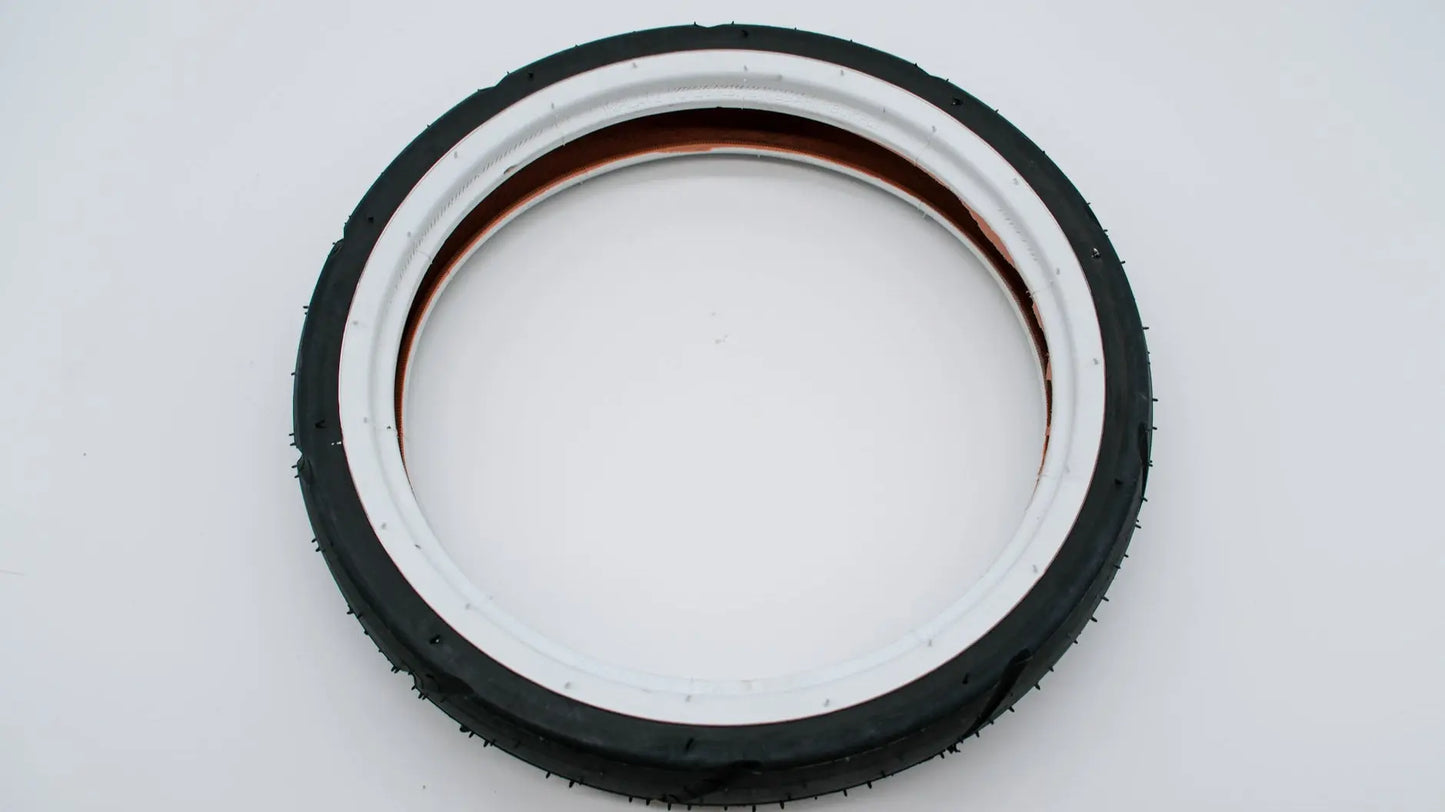 Detailaufnahme eines 12 Zoll Mantels von ABC Design, mit schwarzem Reifen und weißer Felge.