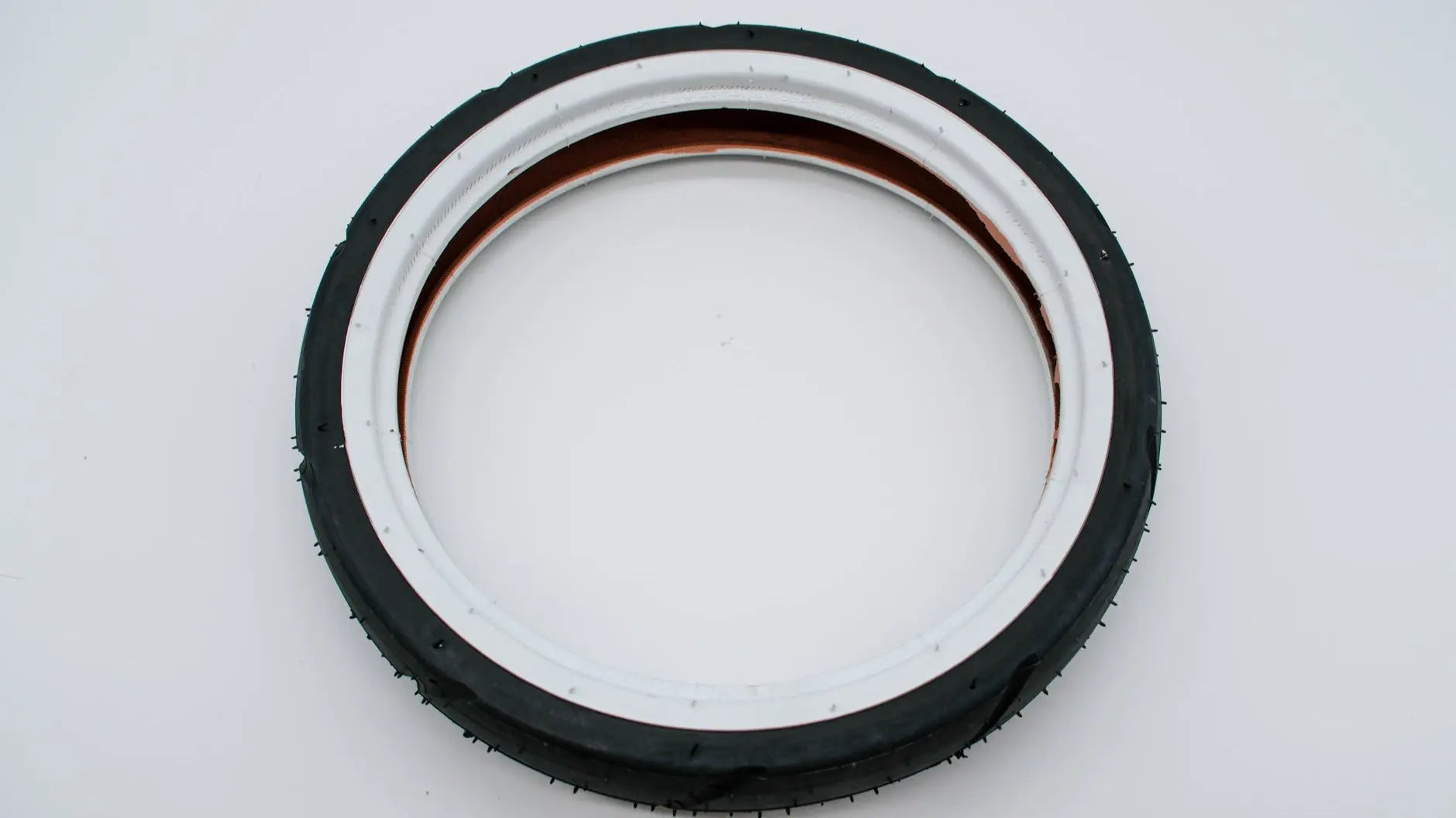 Detailaufnahme eines 12 Zoll Mantels von ABC Design, mit schwarzem Reifen und weißer Felge.