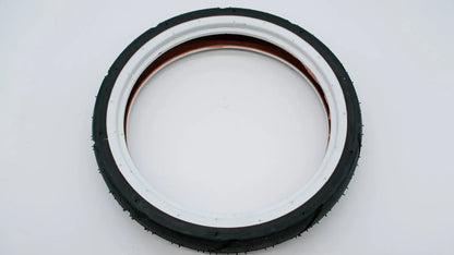 Detailaufnahme eines 12 Zoll Mantels von ABC Design, mit schwarzem Reifen und weißer Felge.