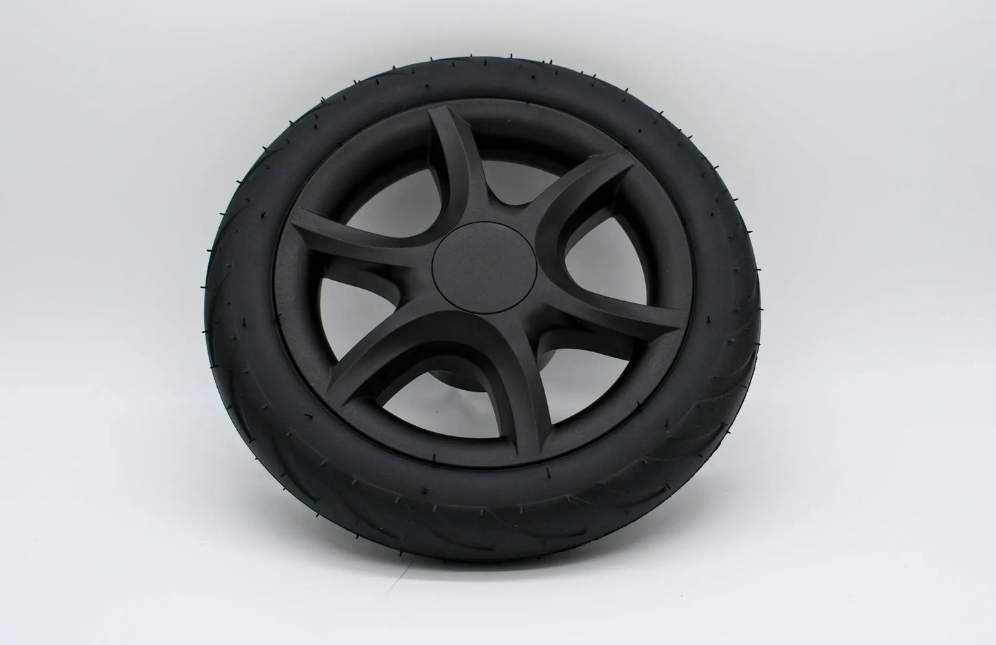 Schwarzes Hinterrad mit sportlichem Design, ideal für das Joie Finiti Modell.