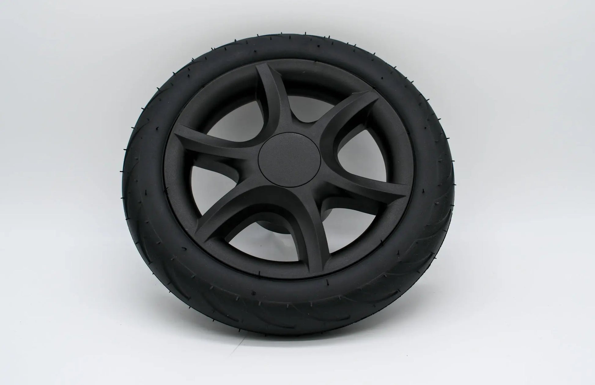 Schwarzes Hinterrad mit sportlichem Design, ideal für das Joie Finiti Modell.