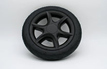 Schwarzes Hinterrad mit sportlichem Design, ideal für das Joie Finiti Modell.