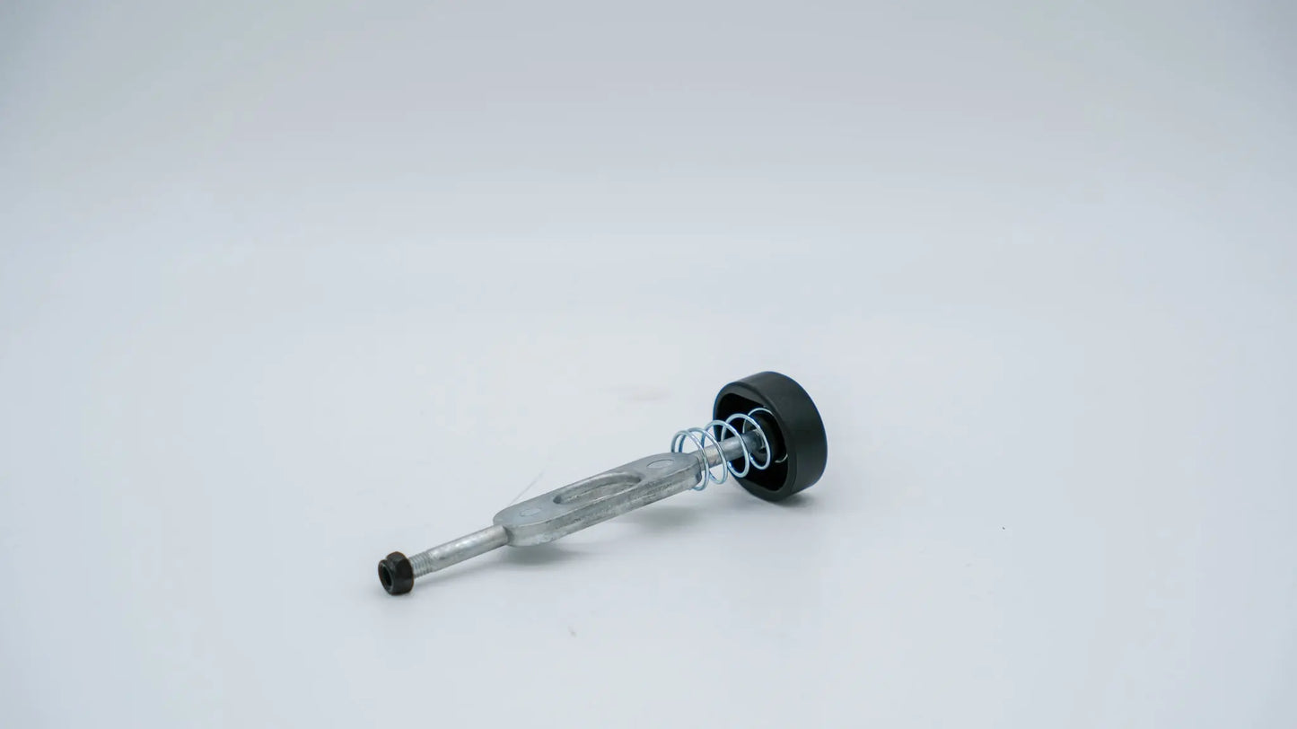 Seitenansicht der Hinterradverriegelung von ABC-Design, leicht geneigt, auf weißem Hintergrund.