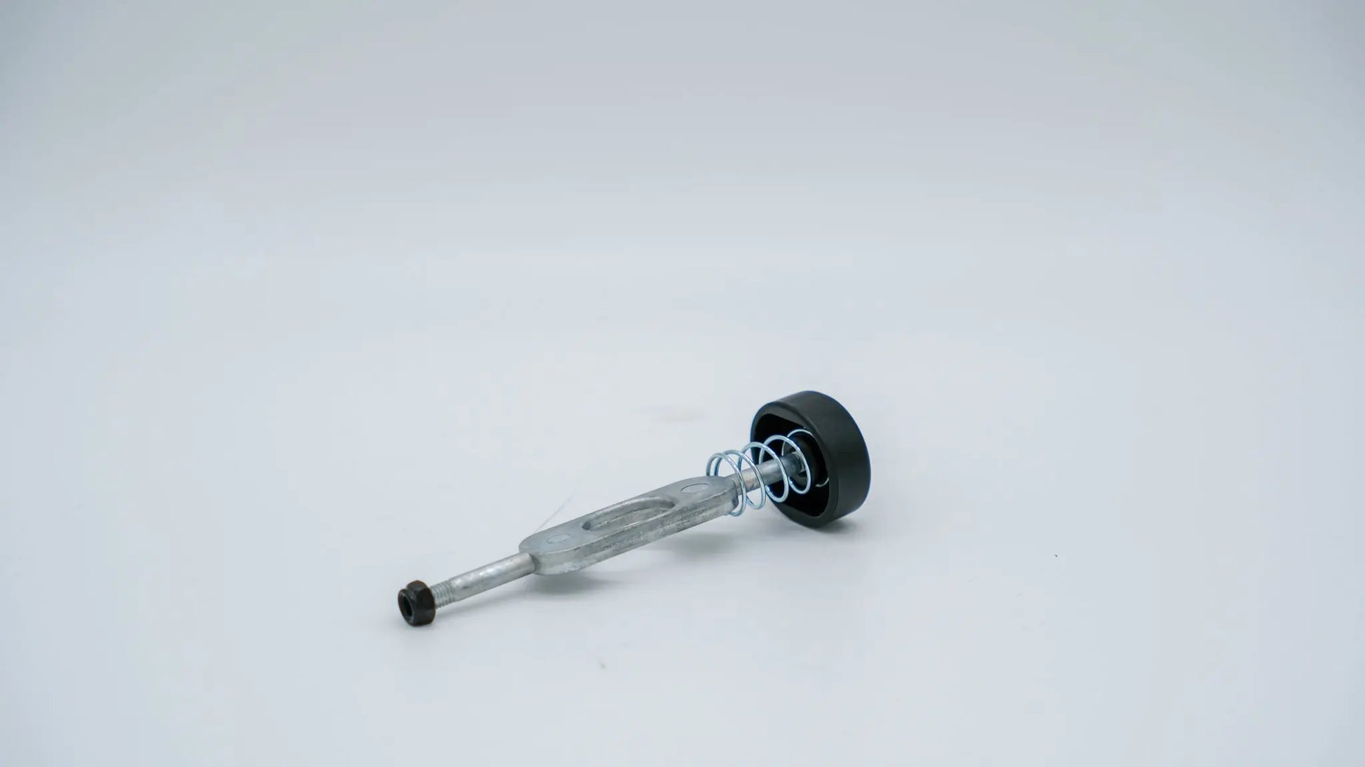 Seitenansicht der Hinterradverriegelung von ABC-Design, leicht geneigt, auf weißem Hintergrund.