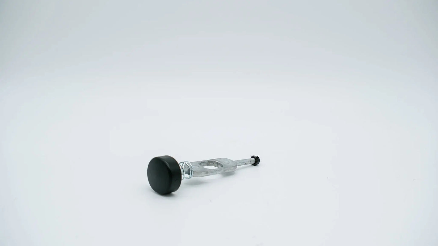 Vorderansicht der Hinterradverriegelung von ABC-Design, mit schwarzem Knopf und silberner Metallstange.