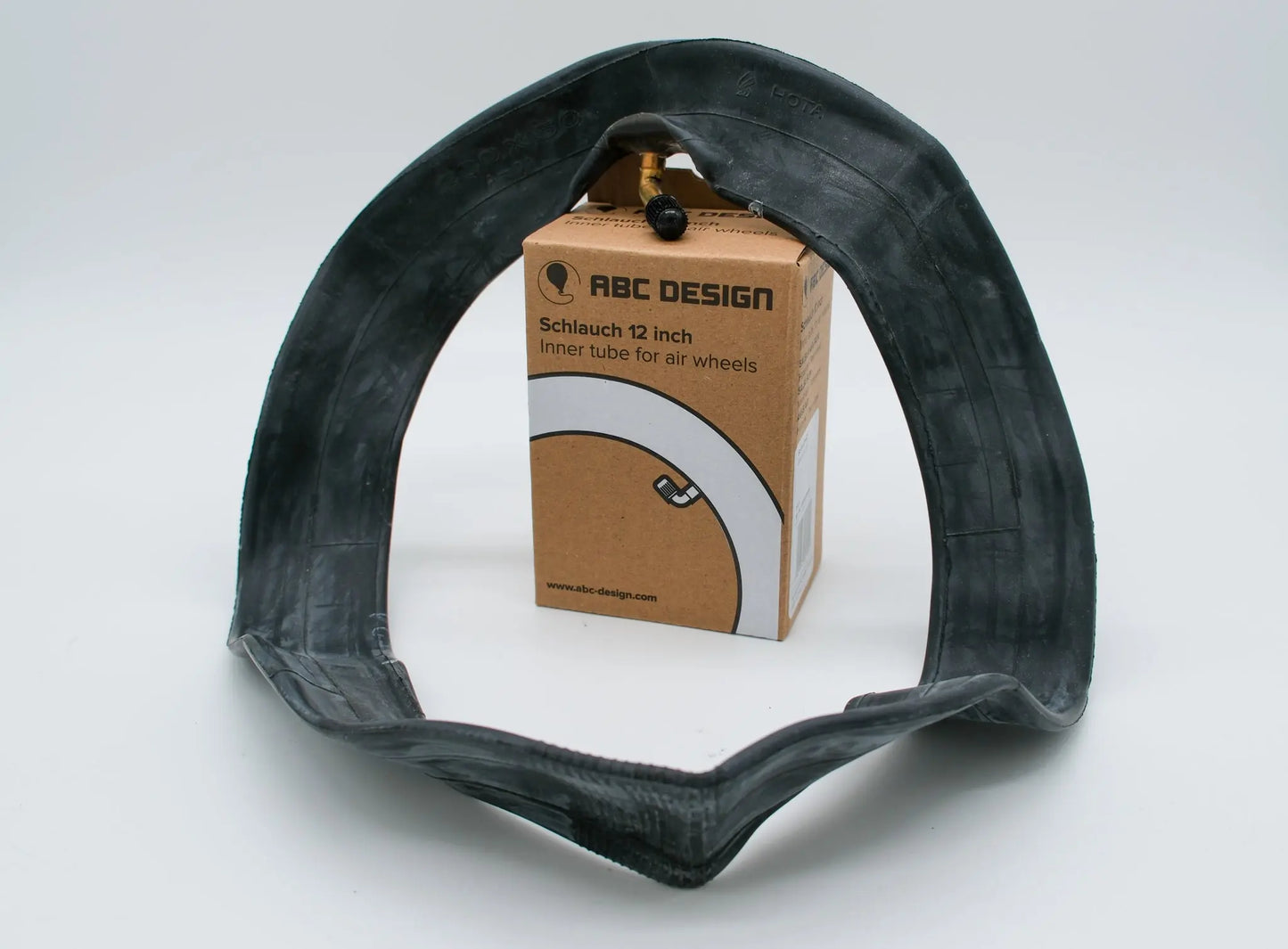 Blick auf den Schlauch 12 Zoll für Kinderwagen von ABC Design, mit Eckventil und Verpackung bei der Präsentation.