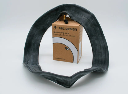 Blick auf den Schlauch 12 Zoll für Kinderwagen von ABC Design, mit Eckventil und Verpackung bei der Präsentation.